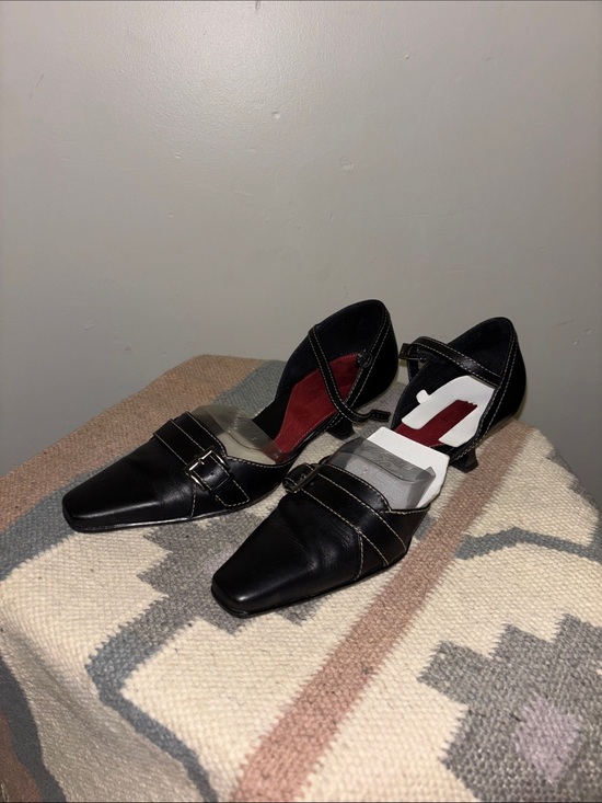 AEROSOLES Shoes - AEROSOLES Black Low Heel Pointed Toe Pumps with Contrast Stitching